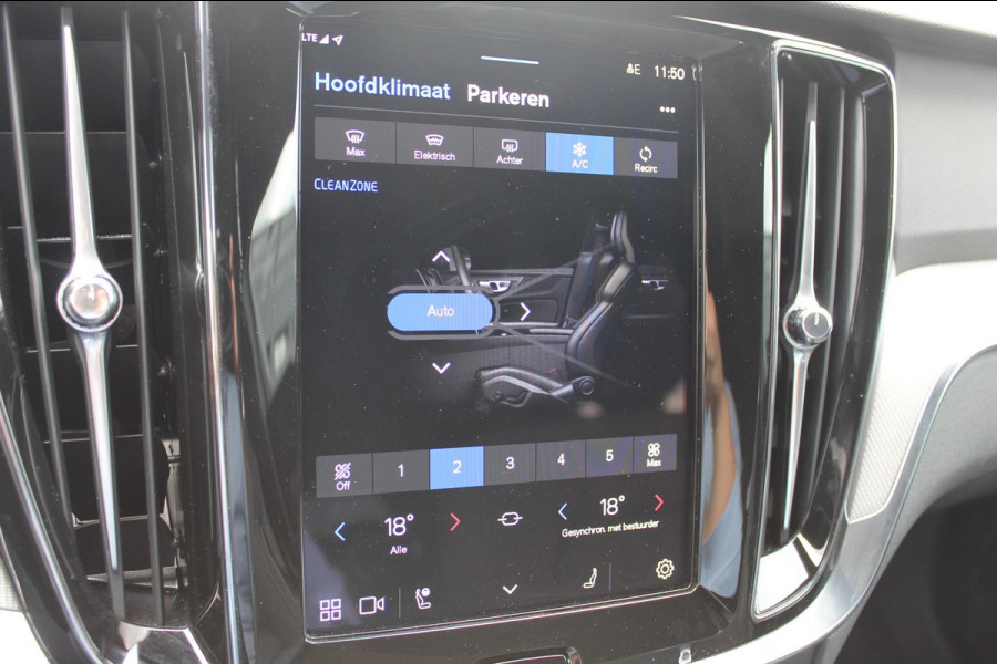 Volvo V60 T6 350PK Automaat Plug-in hybrid AWD Plus Dark Panoramisch schuif-kanteldak / Semi elektrisch wegklapbare trekhaak / Google infotainment / Verwarmbare voorstoelen en stuurwiel / Adaptieve cruise control