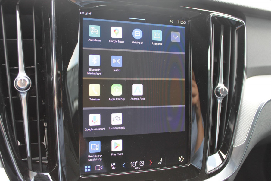 Volvo V60 T6 350PK Automaat Plug-in hybrid AWD Plus Dark Panoramisch schuif-kanteldak / Semi elektrisch wegklapbare trekhaak / Google infotainment / Verwarmbare voorstoelen en stuurwiel / Adaptieve cruise control