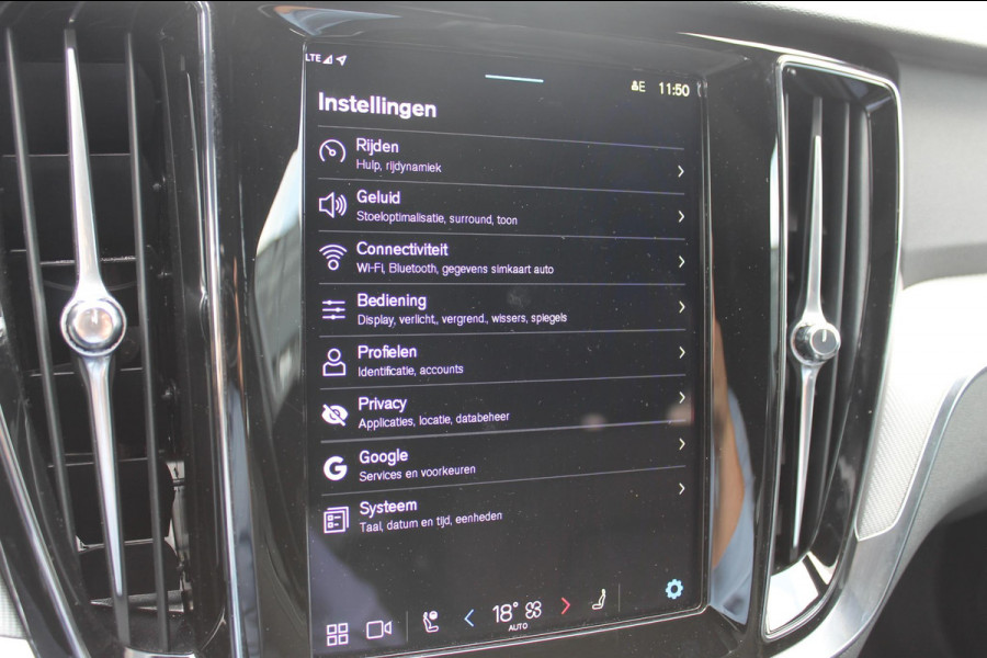 Volvo V60 T6 350PK Automaat Plug-in hybrid AWD Plus Dark Panoramisch schuif-kanteldak / Semi elektrisch wegklapbare trekhaak / Google infotainment / Verwarmbare voorstoelen en stuurwiel / Adaptieve cruise control