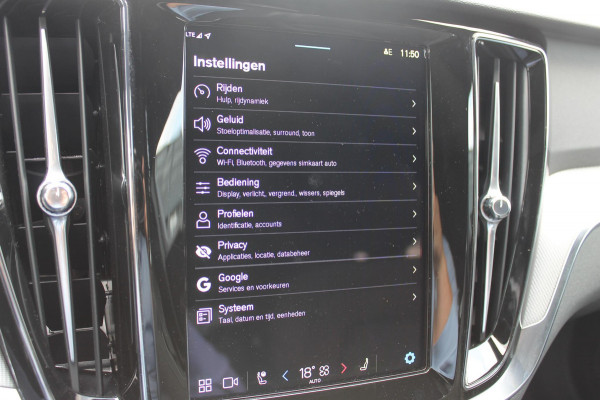 Volvo V60 T6 350PK Automaat Plug-in hybrid AWD Plus Dark Panoramisch schuif-kanteldak / Semi elektrisch wegklapbare trekhaak / Google infotainment / Verwarmbare voorstoelen en stuurwiel / Adaptieve cruise control