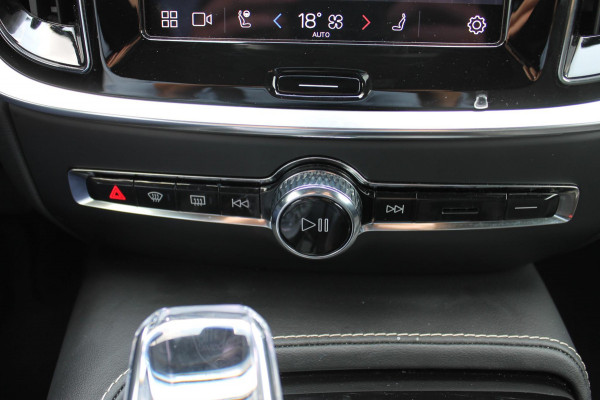 Volvo V60 T6 350PK Automaat Plug-in hybrid AWD Plus Dark Panoramisch schuif-kanteldak / Semi elektrisch wegklapbare trekhaak / Google infotainment / Verwarmbare voorstoelen en stuurwiel / Adaptieve cruise control
