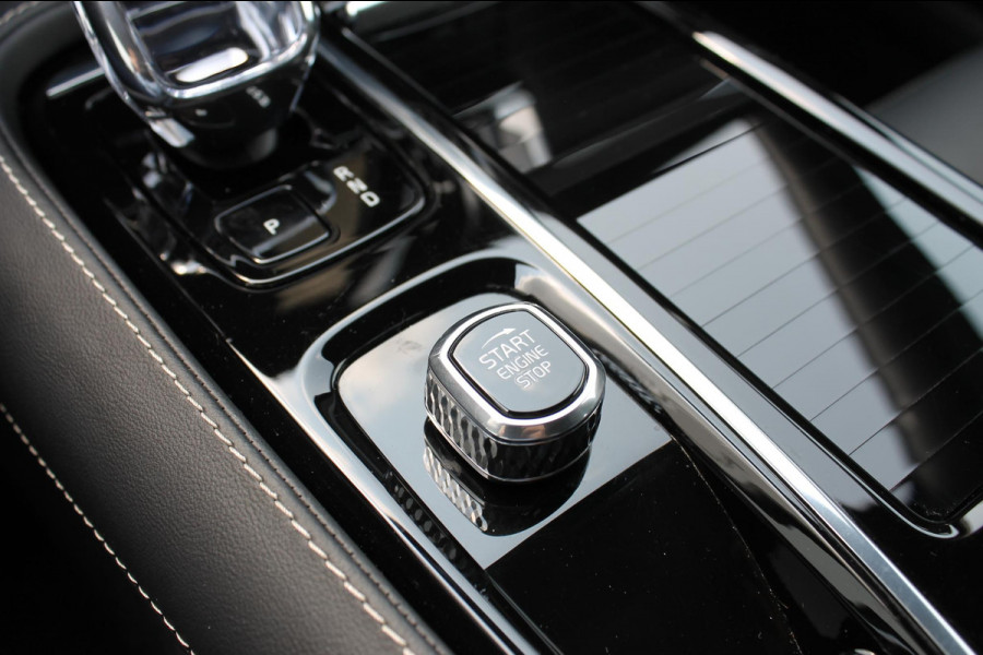 Volvo V60 T6 350PK Automaat Plug-in hybrid AWD Plus Dark Panoramisch schuif-kanteldak / Semi elektrisch wegklapbare trekhaak / Google infotainment / Verwarmbare voorstoelen en stuurwiel / Adaptieve cruise control