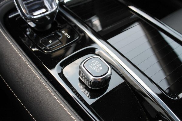 Volvo V60 T6 350PK Automaat Plug-in hybrid AWD Plus Dark Panoramisch schuif-kanteldak / Semi elektrisch wegklapbare trekhaak / Google infotainment / Verwarmbare voorstoelen en stuurwiel / Adaptieve cruise control
