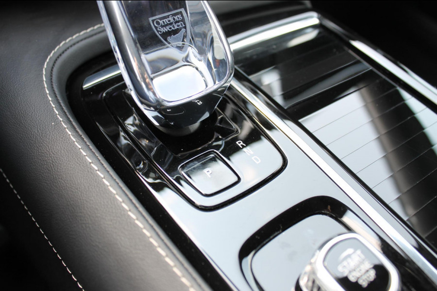 Volvo V60 T6 350PK Automaat Plug-in hybrid AWD Plus Dark Panoramisch schuif-kanteldak / Semi elektrisch wegklapbare trekhaak / Google infotainment / Verwarmbare voorstoelen en stuurwiel / Adaptieve cruise control