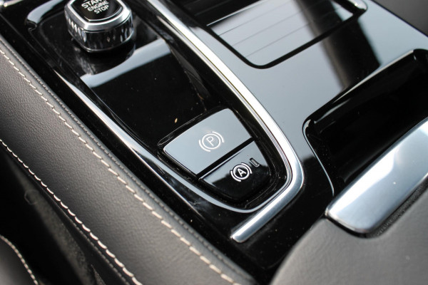 Volvo V60 T6 350PK Automaat Plug-in hybrid AWD Plus Dark Panoramisch schuif-kanteldak / Semi elektrisch wegklapbare trekhaak / Google infotainment / Verwarmbare voorstoelen en stuurwiel / Adaptieve cruise control