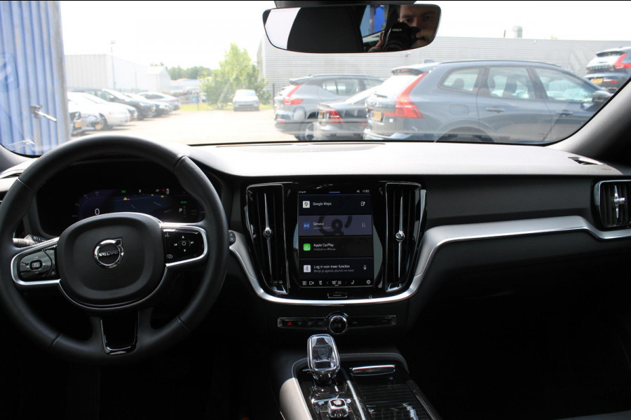Volvo V60 T6 350PK Automaat Plug-in hybrid AWD Plus Dark Panoramisch schuif-kanteldak / Semi elektrisch wegklapbare trekhaak / Google infotainment / Verwarmbare voorstoelen en stuurwiel / Adaptieve cruise control