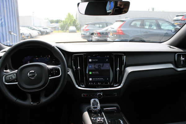 Volvo V60 T6 350PK Automaat Plug-in hybrid AWD Plus Dark Panoramisch schuif-kanteldak / Semi elektrisch wegklapbare trekhaak / Google infotainment / Verwarmbare voorstoelen en stuurwiel / Adaptieve cruise control