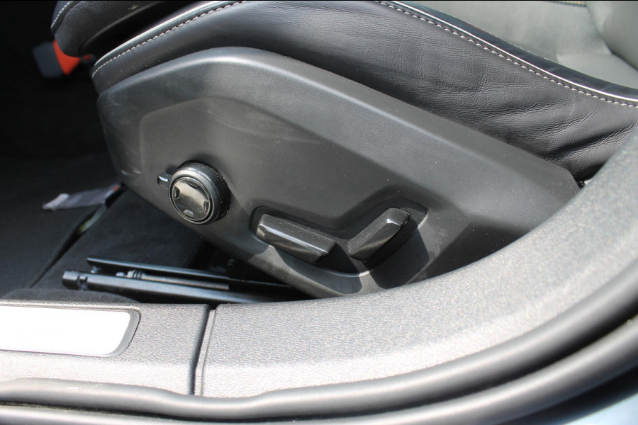 Volvo V60 T6 350PK Automaat Plug-in hybrid AWD Plus Dark Panoramisch schuif-kanteldak / Semi elektrisch wegklapbare trekhaak / Google infotainment / Verwarmbare voorstoelen en stuurwiel / Adaptieve cruise control
