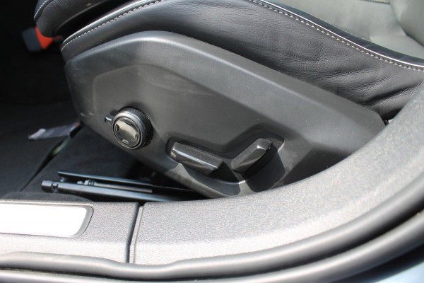 Volvo V60 T6 350PK Automaat Plug-in hybrid AWD Plus Dark Panoramisch schuif-kanteldak / Semi elektrisch wegklapbare trekhaak / Google infotainment / Verwarmbare voorstoelen en stuurwiel / Adaptieve cruise control