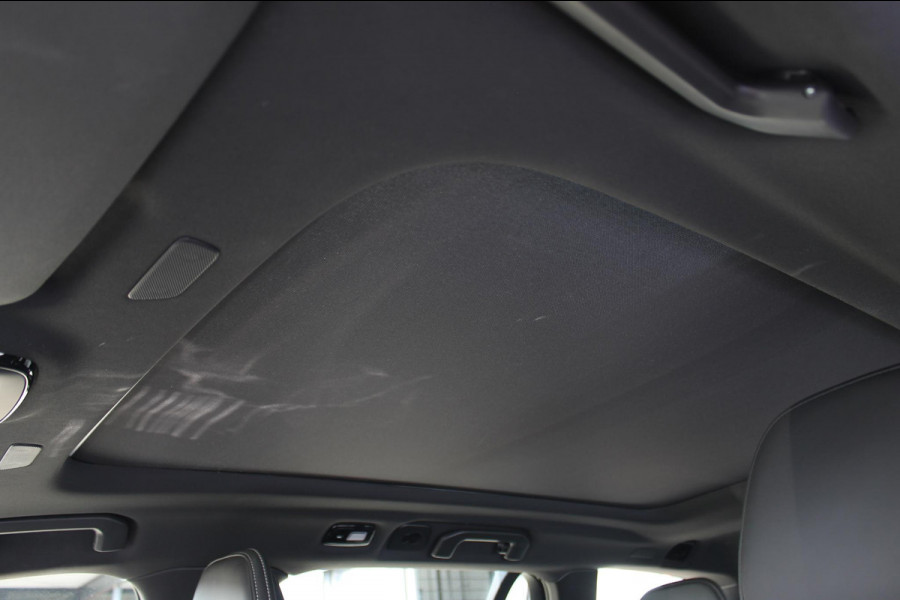 Volvo V60 T6 350PK Automaat Plug-in hybrid AWD Plus Dark Panoramisch schuif-kanteldak / Semi elektrisch wegklapbare trekhaak / Google infotainment / Verwarmbare voorstoelen en stuurwiel / Adaptieve cruise control