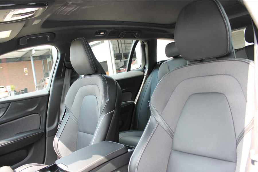 Volvo V60 T6 350PK Automaat Plug-in hybrid AWD Plus Dark Panoramisch schuif-kanteldak / Semi elektrisch wegklapbare trekhaak / Google infotainment / Verwarmbare voorstoelen en stuurwiel / Adaptieve cruise control