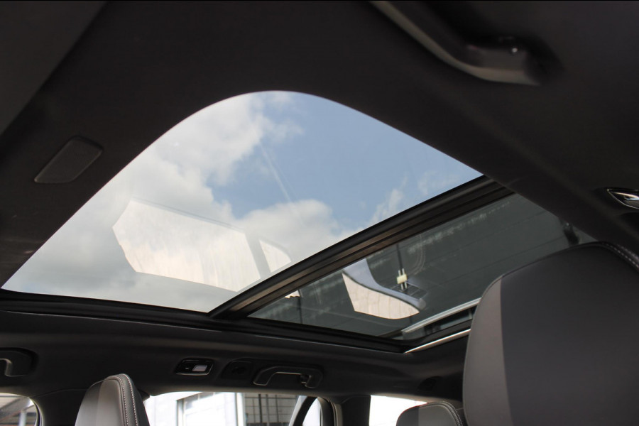 Volvo V60 T6 350PK Automaat Plug-in hybrid AWD Plus Dark Panoramisch schuif-kanteldak / Semi elektrisch wegklapbare trekhaak / Google infotainment / Verwarmbare voorstoelen en stuurwiel / Adaptieve cruise control