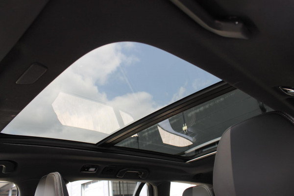 Volvo V60 T6 350PK Automaat Plug-in hybrid AWD Plus Dark Panoramisch schuif-kanteldak / Semi elektrisch wegklapbare trekhaak / Google infotainment / Verwarmbare voorstoelen en stuurwiel / Adaptieve cruise control