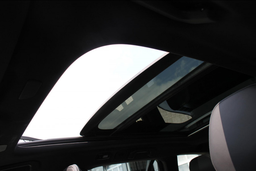 Volvo V60 T6 350PK Automaat Plug-in hybrid AWD Plus Dark Panoramisch schuif-kanteldak / Semi elektrisch wegklapbare trekhaak / Google infotainment / Verwarmbare voorstoelen en stuurwiel / Adaptieve cruise control