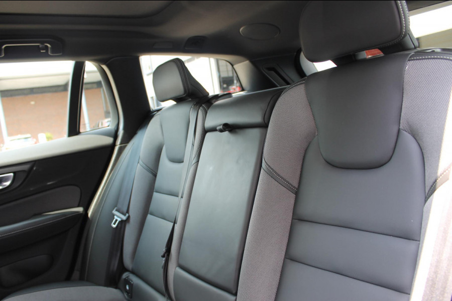 Volvo V60 T6 350PK Automaat Plug-in hybrid AWD Plus Dark Panoramisch schuif-kanteldak / Semi elektrisch wegklapbare trekhaak / Google infotainment / Verwarmbare voorstoelen en stuurwiel / Adaptieve cruise control