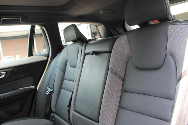 Volvo V60 T6 350PK Automaat Plug-in hybrid AWD Plus Dark Panoramisch schuif-kanteldak / Semi elektrisch wegklapbare trekhaak / Google infotainment / Verwarmbare voorstoelen en stuurwiel / Adaptieve cruise control