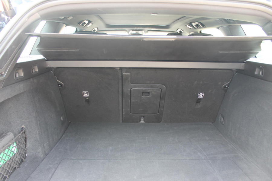Volvo V60 T6 350PK Automaat Plug-in hybrid AWD Plus Dark Panoramisch schuif-kanteldak / Semi elektrisch wegklapbare trekhaak / Google infotainment / Verwarmbare voorstoelen en stuurwiel / Adaptieve cruise control