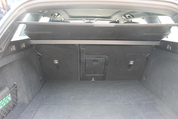 Volvo V60 T6 350PK Automaat Plug-in hybrid AWD Plus Dark Panoramisch schuif-kanteldak / Semi elektrisch wegklapbare trekhaak / Google infotainment / Verwarmbare voorstoelen en stuurwiel / Adaptieve cruise control