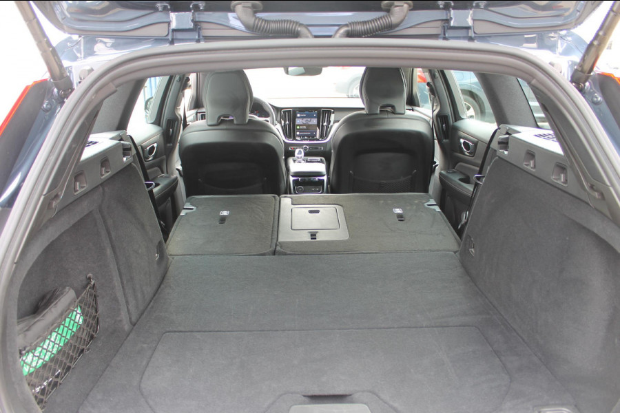 Volvo V60 T6 350PK Automaat Plug-in hybrid AWD Plus Dark Panoramisch schuif-kanteldak / Semi elektrisch wegklapbare trekhaak / Google infotainment / Verwarmbare voorstoelen en stuurwiel / Adaptieve cruise control