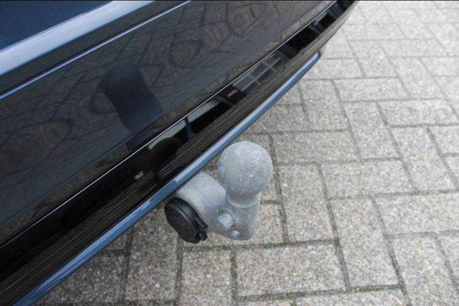 Volvo V60 T6 350PK Automaat Plug-in hybrid AWD Plus Dark Panoramisch schuif-kanteldak / Semi elektrisch wegklapbare trekhaak / Google infotainment / Verwarmbare voorstoelen en stuurwiel / Adaptieve cruise control