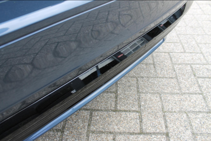 Volvo V60 T6 350PK Automaat Plug-in hybrid AWD Plus Dark Panoramisch schuif-kanteldak / Semi elektrisch wegklapbare trekhaak / Google infotainment / Verwarmbare voorstoelen en stuurwiel / Adaptieve cruise control