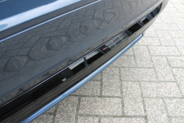 Volvo V60 T6 350PK Automaat Plug-in hybrid AWD Plus Dark Panoramisch schuif-kanteldak / Semi elektrisch wegklapbare trekhaak / Google infotainment / Verwarmbare voorstoelen en stuurwiel / Adaptieve cruise control