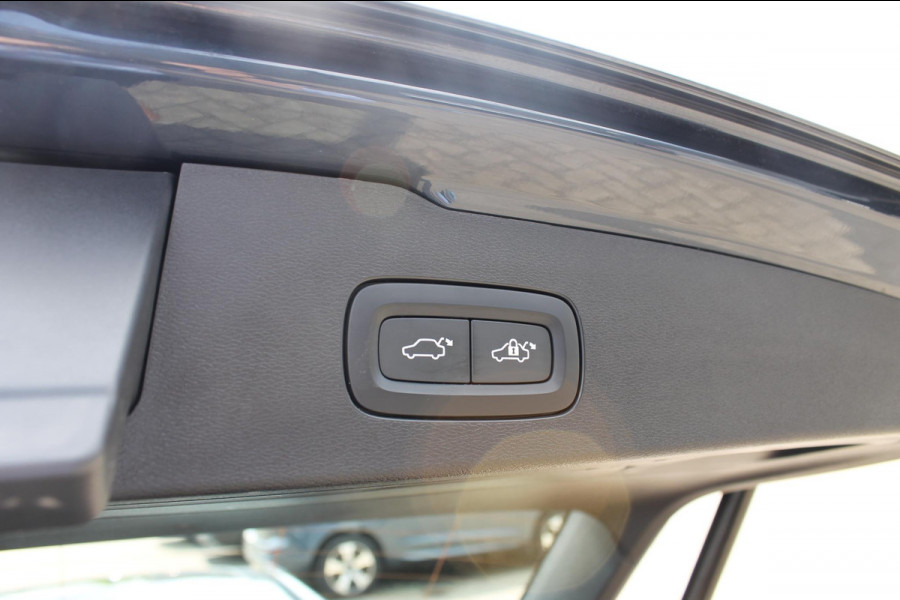 Volvo V60 T6 350PK Automaat Plug-in hybrid AWD Plus Dark Panoramisch schuif-kanteldak / Semi elektrisch wegklapbare trekhaak / Google infotainment / Verwarmbare voorstoelen en stuurwiel / Adaptieve cruise control