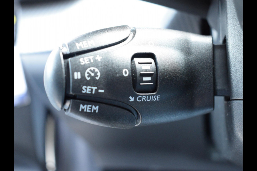 Peugeot e-208 EV Allure 50 kWh 3 FASE | NAVIGATIE & CARPLAY | PARKEERSENSOREN | E.C.C. |