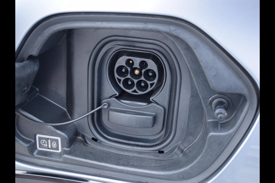 Peugeot e-208 EV Allure 50 kWh 3 FASE | NAVIGATIE & CARPLAY | PARKEERSENSOREN | E.C.C. |