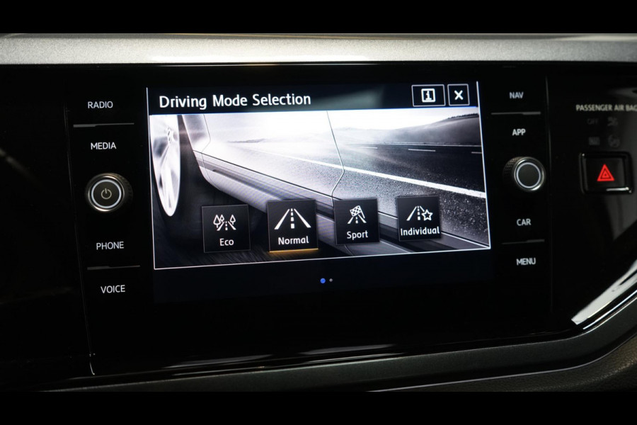 Volkswagen Polo 1.5 TSI R-Line AUTOMAAT-CAMERA-CARPLAY-CLIMA-CRUISE-DAB-FULL LED-MODE-NAVIGATIE-PANORAMA-STOELVERWARMING