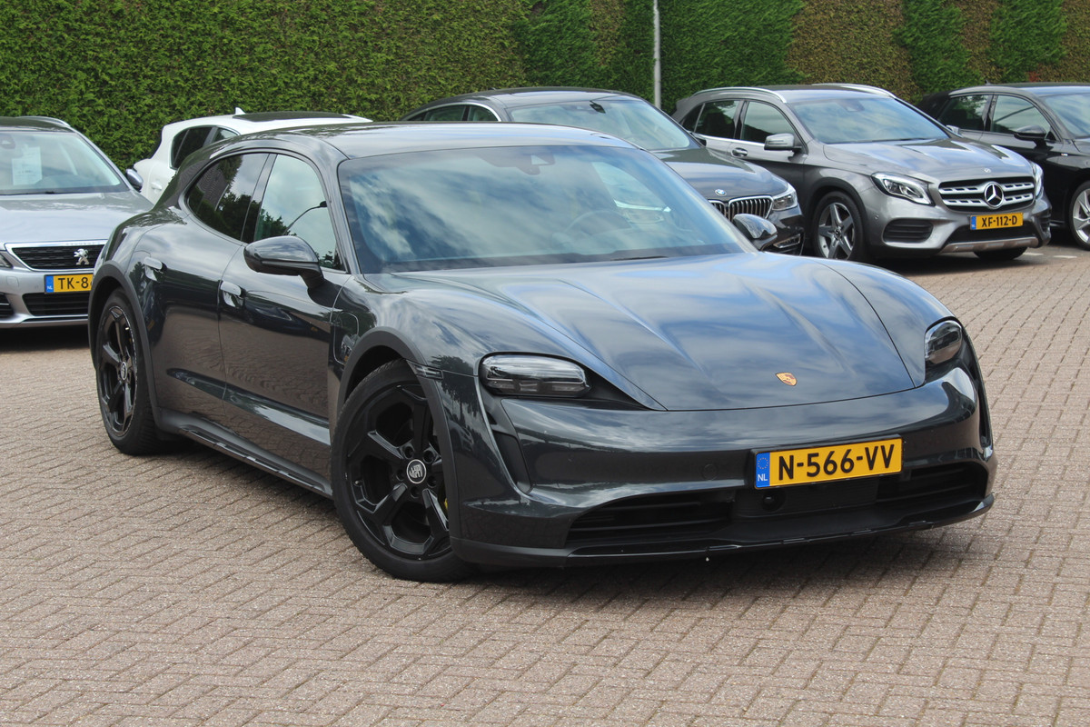 Porsche Taycan Cross Turismo 4 93 kWh / Panoramadak / 360Camera / Head-up / Passenger Display / 20'' / Bose / Sportchrono / Leder / Luchtvering / Stuurverwarming / Dodehoek / ACC / Stoelverwarming 4x / Warmtepomp Porsche Taycan Cross Turismo 4 93 kWh / Panoramadak / 360Camera / Head-up / Passenger Display / 20'' / Bose / Sportchrono / Leder / Luchtvering / Stuurverwarming / Dodehoek / ACC / Stoelverwarming 4x / Warmtepomp