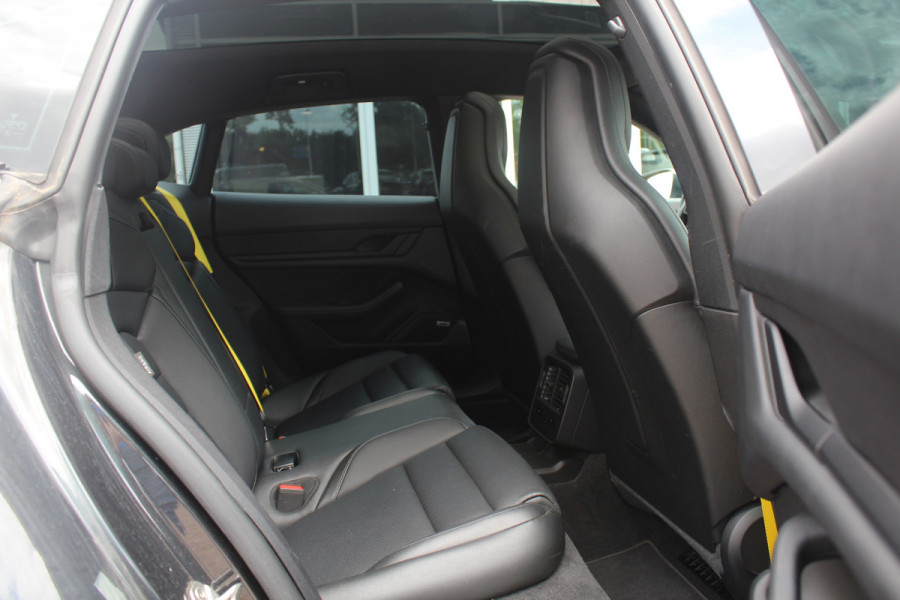 Porsche Taycan Cross Turismo 4 93 kWh / Panoramadak / 360Camera / Head-up / Passenger Display / 20'' / Bose / Sportchrono / Leder / Luchtvering / Stuurverwarming / Dodehoek / ACC / Stoelverwarming 4x / Warmtepomp