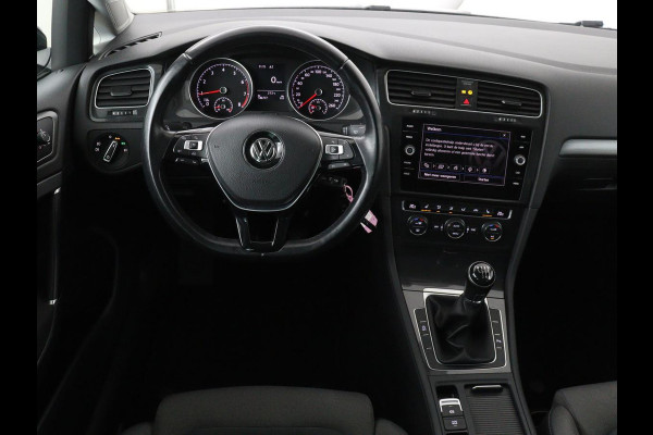 Volkswagen Golf 1.0 TSI Comfortline | Panoramadak | Stoelverwarming | Massage | Full LED | Carplay | Camera | Adaptive cruise | Sportstoelen | Climate control