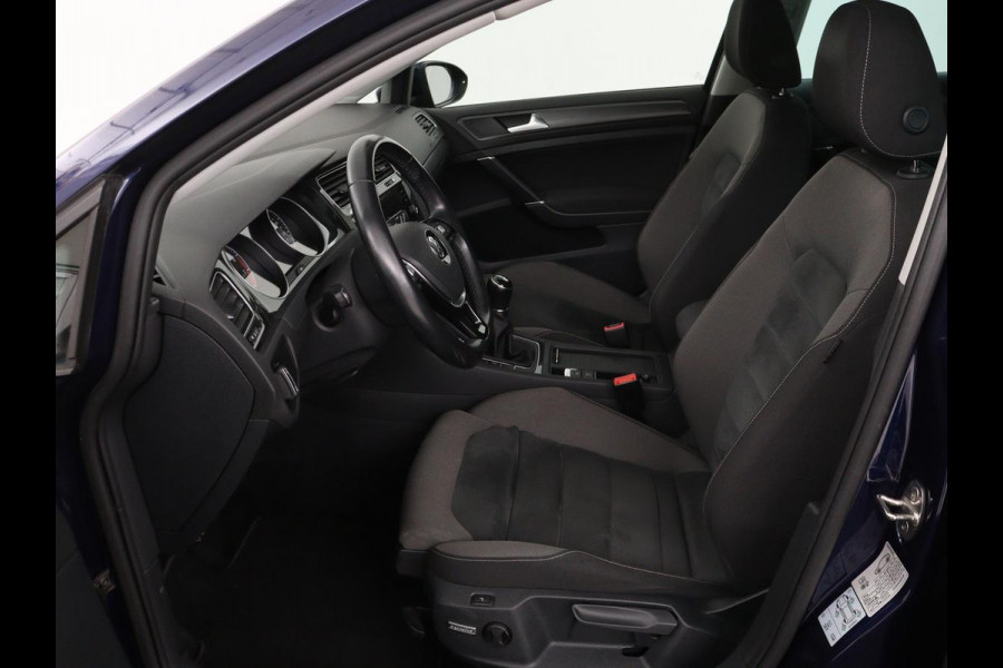 Volkswagen Golf 1.0 TSI Comfortline | Panoramadak | Stoelverwarming | Massage | Full LED | Carplay | Camera | Adaptive cruise | Sportstoelen | Climate control