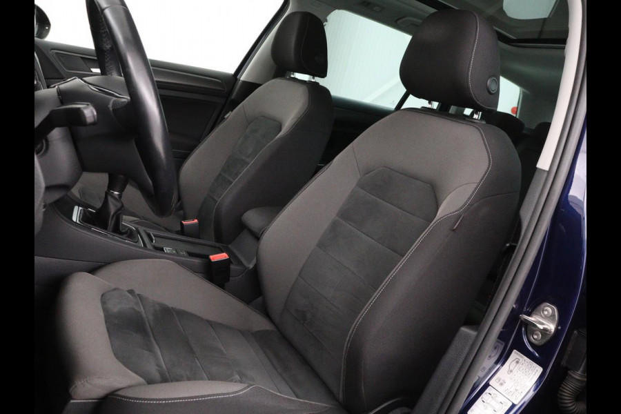 Volkswagen Golf 1.0 TSI Comfortline | Panoramadak | Stoelverwarming | Massage | Full LED | Carplay | Camera | Adaptive cruise | Sportstoelen | Climate control
