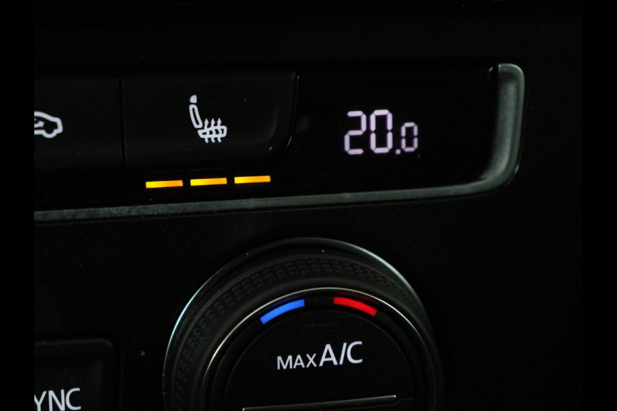 Volkswagen Golf 1.0 TSI Comfortline | Panoramadak | Stoelverwarming | Massage | Full LED | Carplay | Camera | Adaptive cruise | Sportstoelen | Climate control