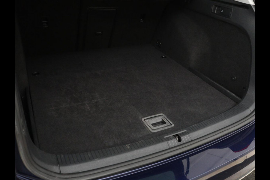 Volkswagen Golf 1.0 TSI Comfortline | Panoramadak | Stoelverwarming | Massage | Full LED | Carplay | Camera | Adaptive cruise | Sportstoelen | Climate control
