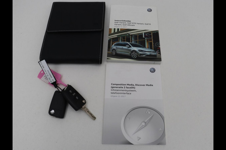 Volkswagen Golf 1.0 TSI Comfortline | Panoramadak | Stoelverwarming | Massage | Full LED | Carplay | Camera | Adaptive cruise | Sportstoelen | Climate control