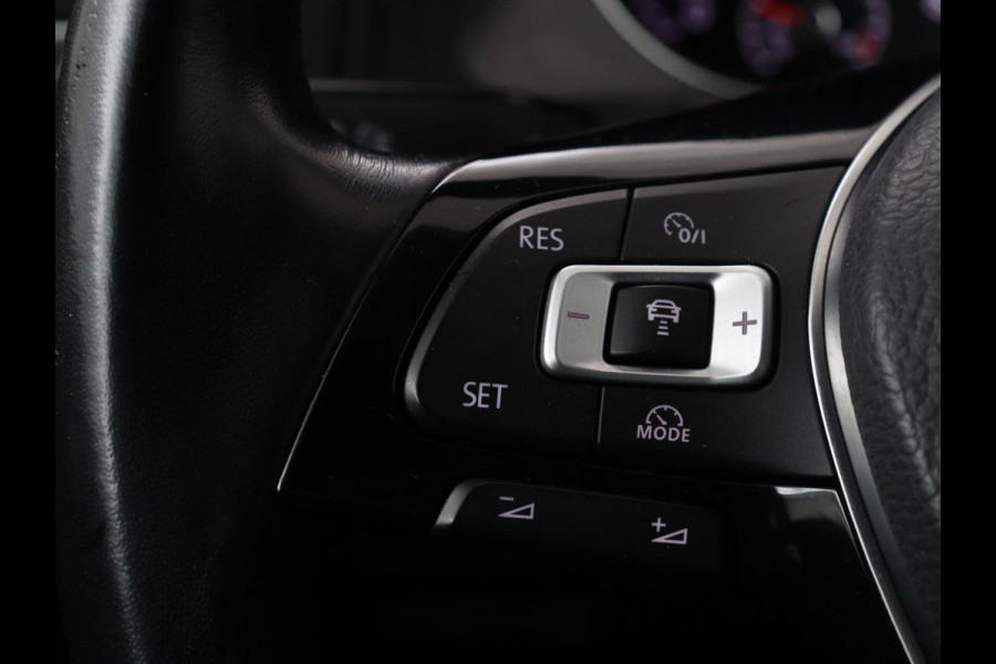 Volkswagen Golf 1.0 TSI Comfortline | Panoramadak | Stoelverwarming | Massage | Full LED | Carplay | Camera | Adaptive cruise | Sportstoelen | Climate control