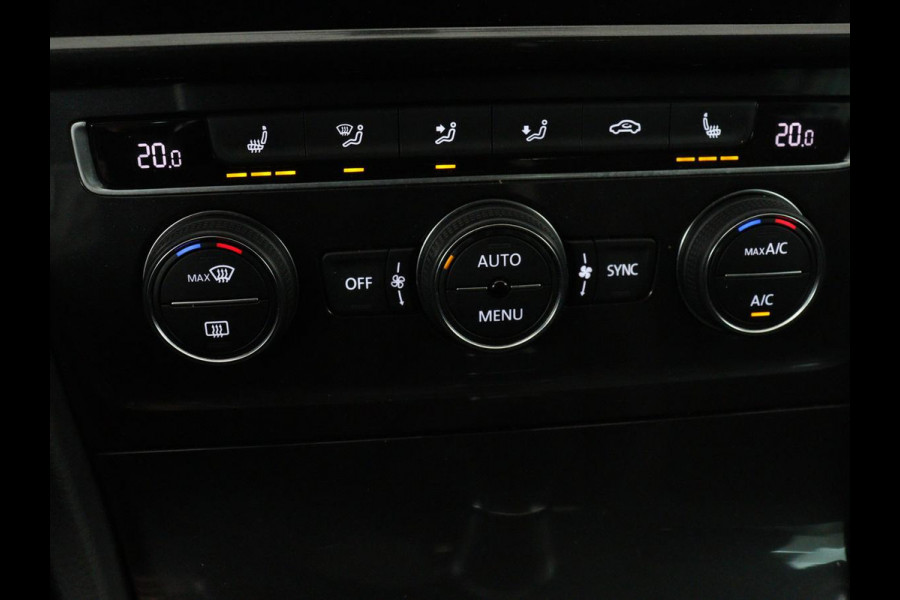 Volkswagen Golf 1.0 TSI Comfortline | Panoramadak | Stoelverwarming | Massage | Full LED | Carplay | Camera | Adaptive cruise | Sportstoelen | Climate control