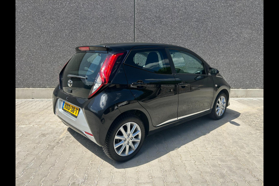 Toyota Aygo 1.0 VVT-i x-play | AUTOMAAT | A.CAMERA | BLUETOOTH | NAVI | AUX/USB | STOELVERWARMING | GARANTIE | APK T/M 11-7-2027
