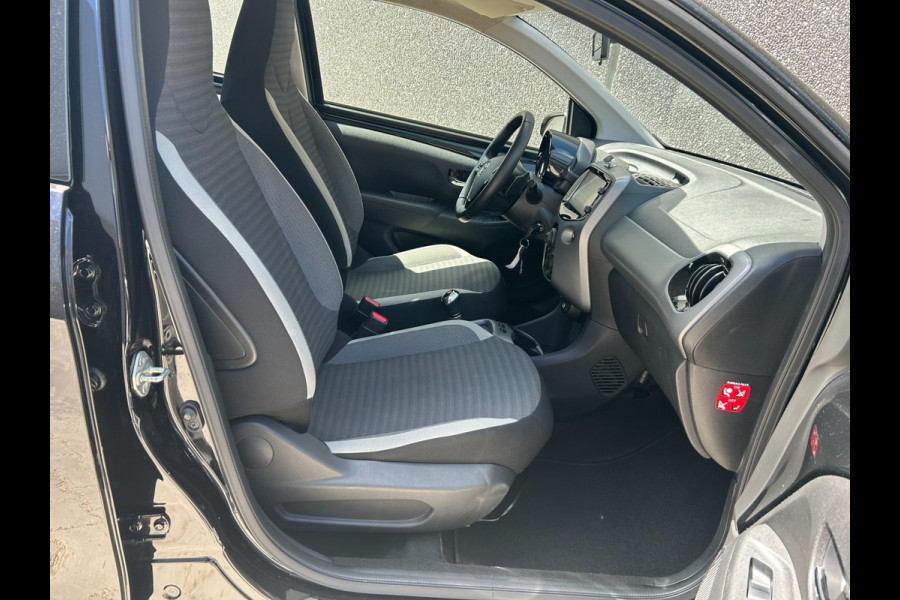 Toyota Aygo 1.0 VVT-i x-play | AUTOMAAT | A.CAMERA | BLUETOOTH | NAVI | AUX/USB | STOELVERWARMING | GARANTIE | APK T/M 11-7-2027