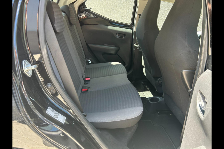 Toyota Aygo 1.0 VVT-i x-play | AUTOMAAT | A.CAMERA | BLUETOOTH | NAVI | AUX/USB | STOELVERWARMING | GARANTIE | APK T/M 11-7-2027