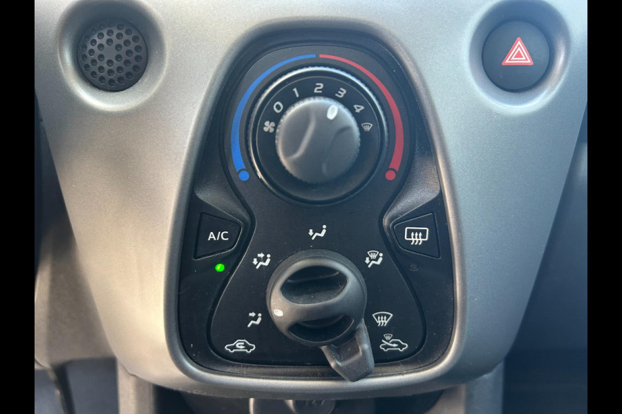 Toyota Aygo 1.0 VVT-i x-play | AUTOMAAT | A.CAMERA | BLUETOOTH | NAVI | AUX/USB | STOELVERWARMING | GARANTIE | APK T/M 11-7-2027