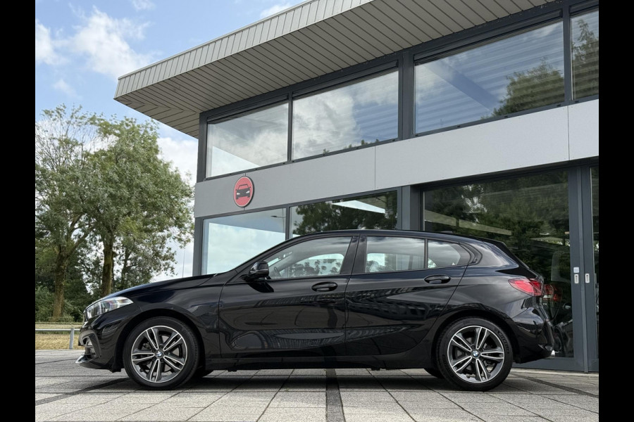 BMW 1 Serie 116D Sport Line. | Virtual Cockpit | Sfeerverlichting | Apple Carplay | Trekhaak