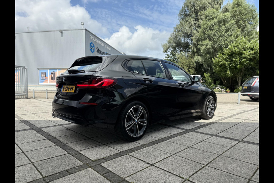 BMW 1 Serie 116D Sport Line. | Virtual Cockpit | Sfeerverlichting | Apple Carplay | Trekhaak
