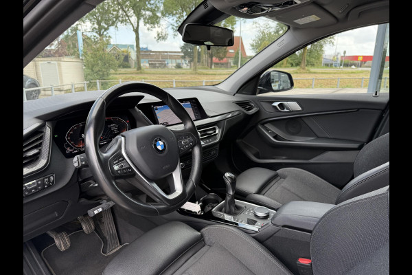 BMW 1 Serie 116D Sport Line. | Virtual Cockpit | Sfeerverlichting | Apple Carplay | Trekhaak