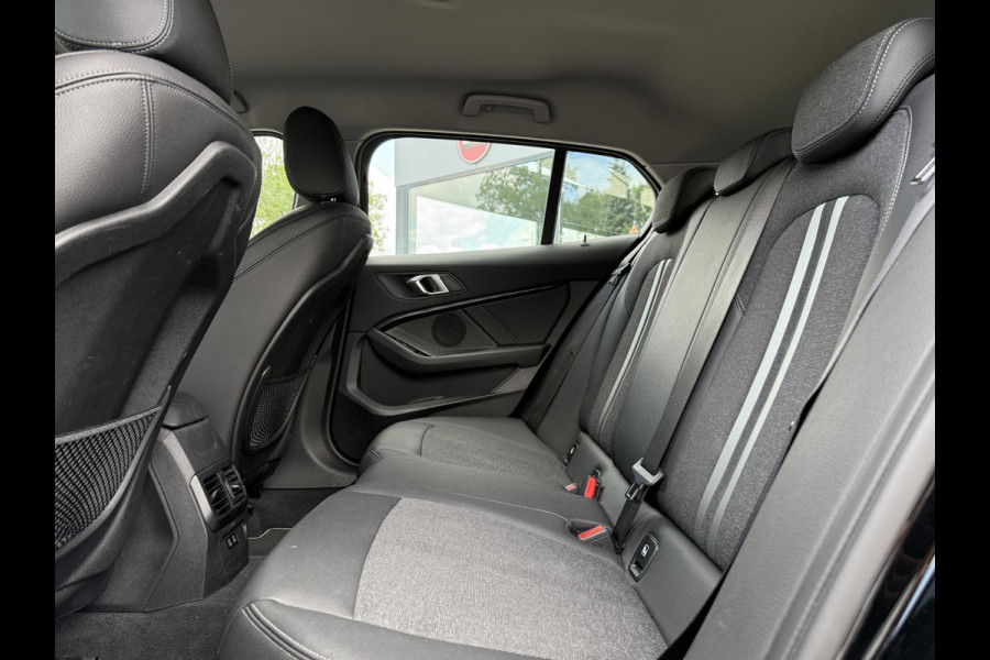 BMW 1 Serie 116D Sport Line. | Virtual Cockpit | Sfeerverlichting | Apple Carplay | Trekhaak