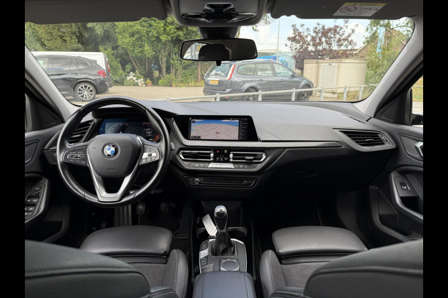 BMW 1 Serie 116D Sport Line. | Virtual Cockpit | Sfeerverlichting | Apple Carplay | Trekhaak