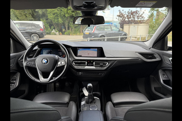 BMW 1 Serie 116D Sport Line. | Virtual Cockpit | Sfeerverlichting | Apple Carplay | Trekhaak